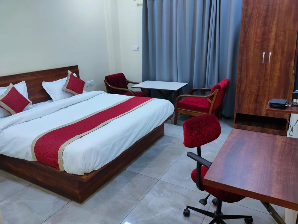 Hotel Manorama Inn Лакнау Екстериор снимка