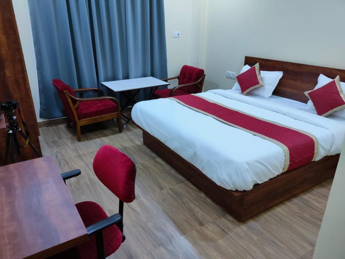 Hotel Manorama Inn Лакнау Екстериор снимка